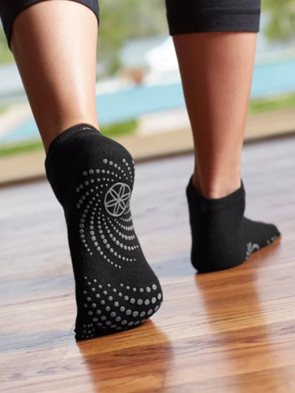 Gaiam Grippy Yoga Socks Black Gray Size Medium Large NWT